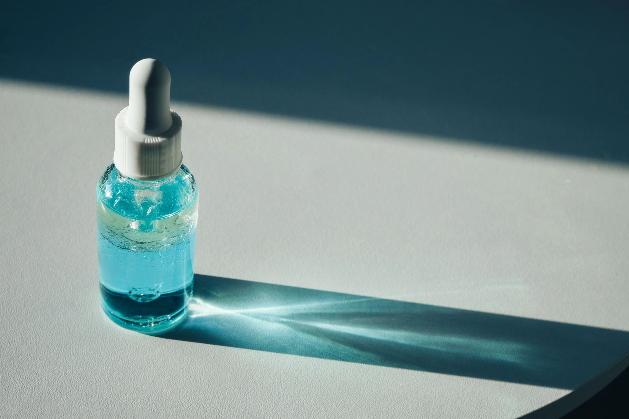 Envase de gel o sérum representando aplicaciones tópicas derivadas de macroalgas